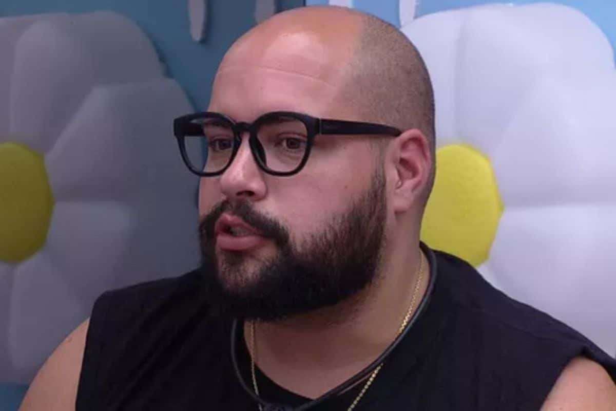 Tiago Abravanel deixou óculos de lembrança (Foto: Reprodução / Globoplay)