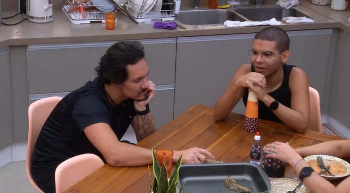 Na cozinha da Xepa do BBB22, sister diz que Vinicius está com ciúme de Eliezer (Foto: Reprodução / Globoplay)