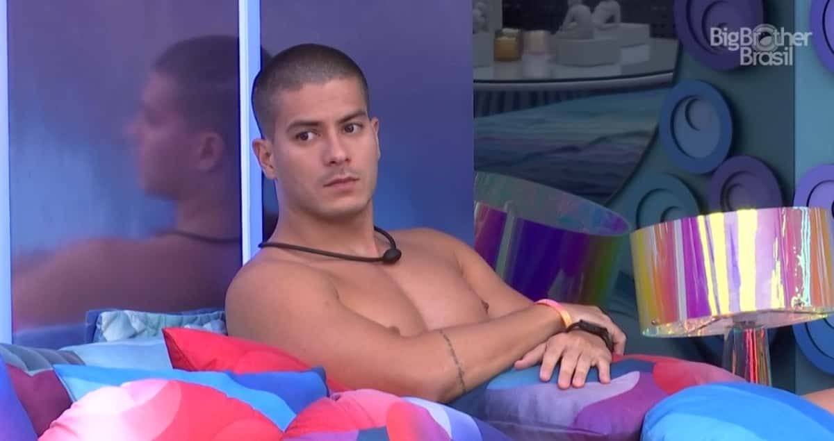 Arthur Aguiar faz fofoca após conversa com Eslô (Foto: Reprodução / Globoplay)