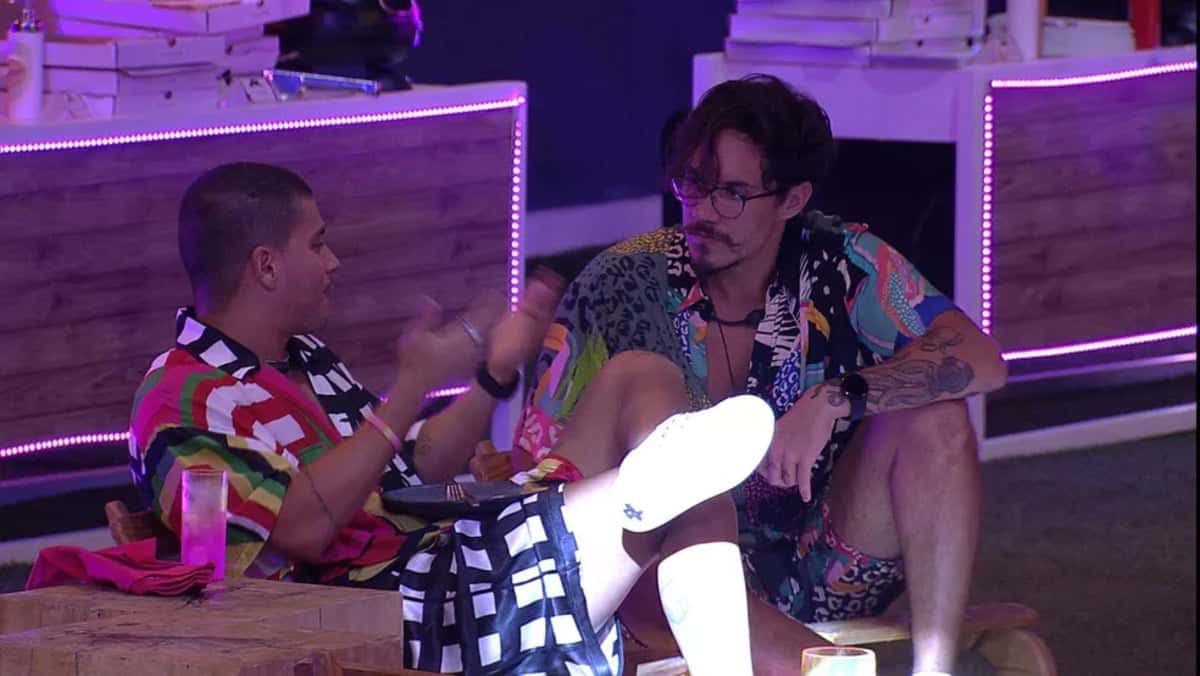 BBB22: Arthur Aguiar debocha de Eliezer (Foto: Reprodução)