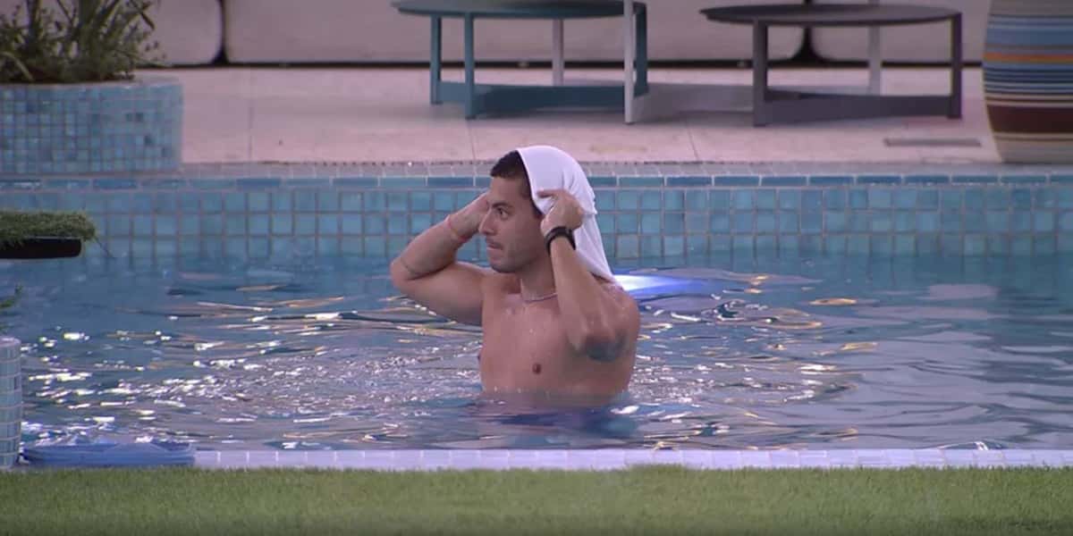 Arthur se jogou na piscina depois da eliminação de Jade (Foto: Reprodução / TV Globo)
