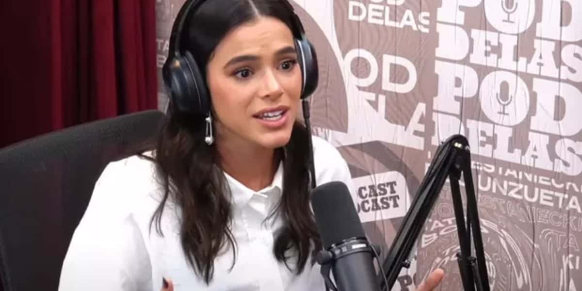Bruna Marquezine em participação no "PodDelas" (Reprodução/ YouTube)