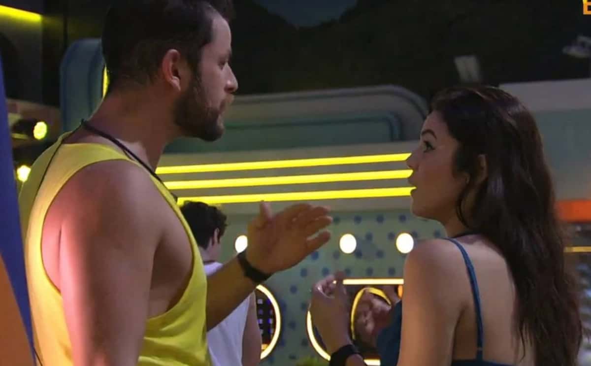 Gustavo e Eslovênia voltaram a se estranhar na festa do líder do BBB22 (Foto: Reprodução / Globoplay)