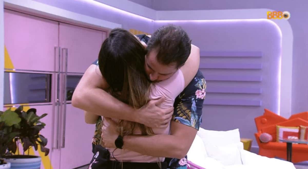 BBB22: Gustavo e Laís se abraçam após término (Foto: Reprodução / Globoplay)