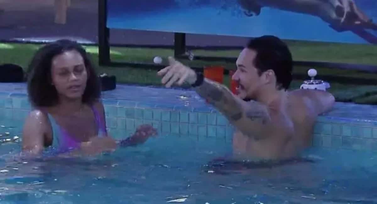 BBB22: Eliezer persegue Jessilane na piscina (Foto: Reprodução)