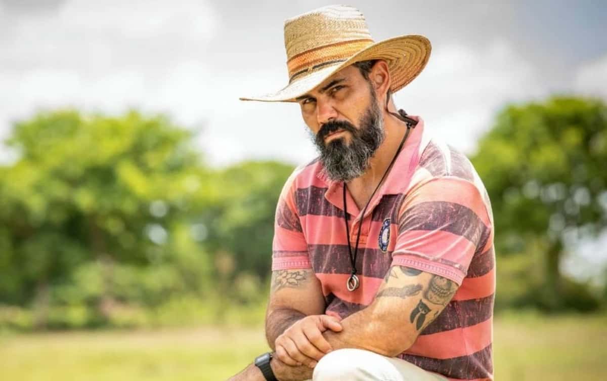 Juliano Cazarré pediu para participar de 'Pantanal'; ele será o peão Alcides, que é castrado (Foto: Reprodução / Globo)