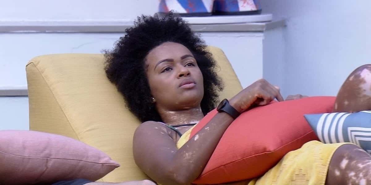 Natália foi para baixo do edredom com Eliezer mais de uma vez no BBB22 (Foto: Reprodução / TV Globo)