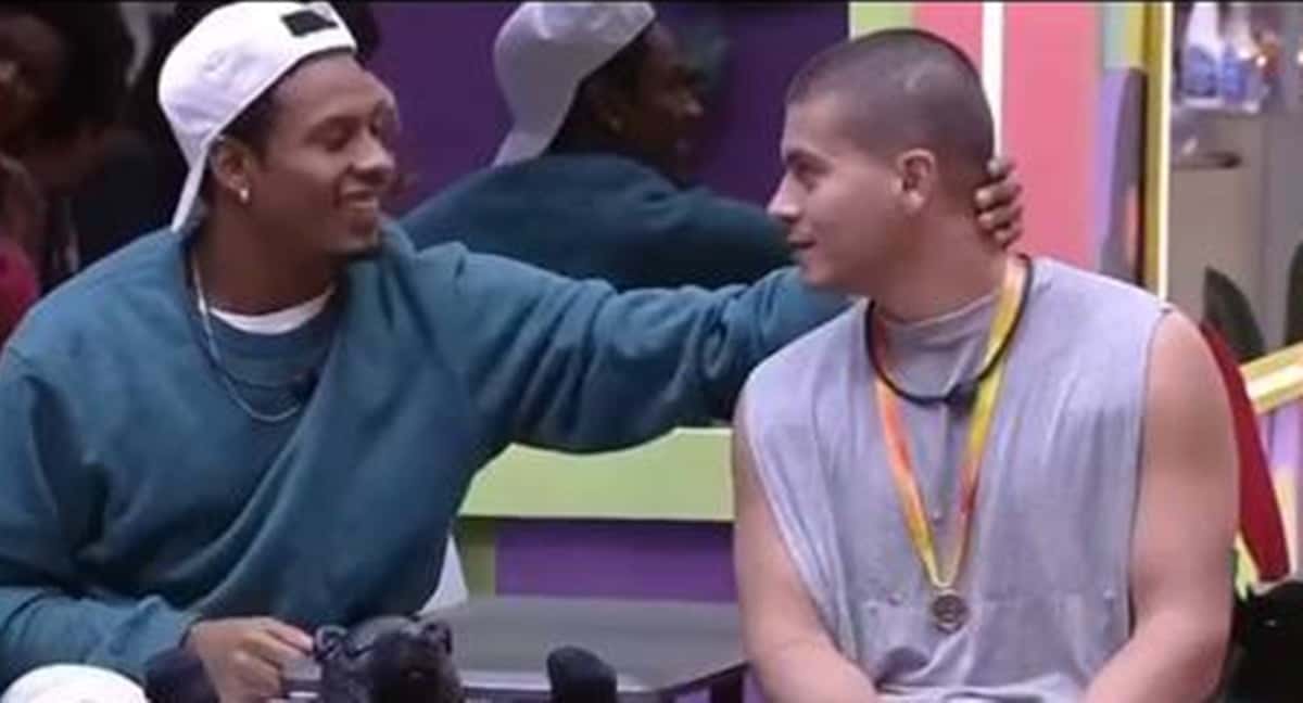 P.A. e Arthur Aguiar se acariciam e assumem romance no BBB22 (Reprodução/ TV Globo)