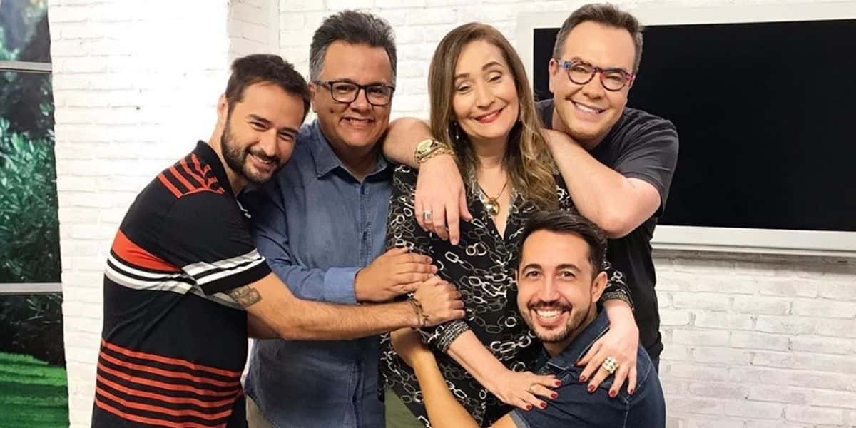 Sonia Abrão e os colunistas do "A Tarde é Sua" (Foto: Reprodução/RedeTV!)