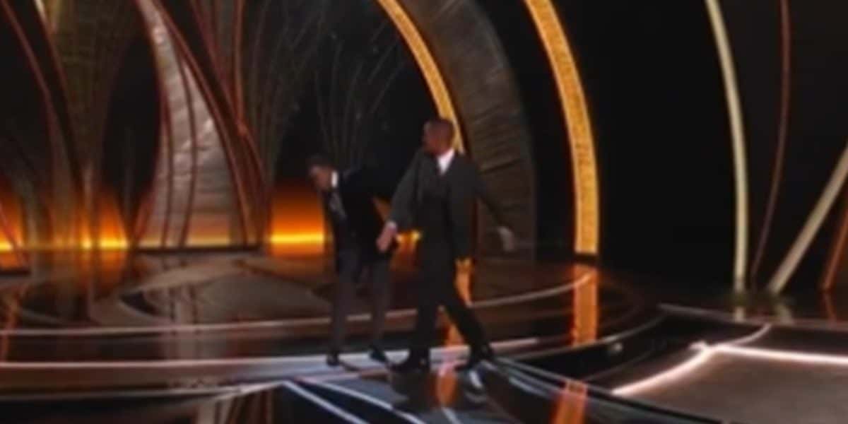Will Smth dá soco de direita na boca de Chris Rock após brincadeira de mal gosto (Reprodução/ Globo)