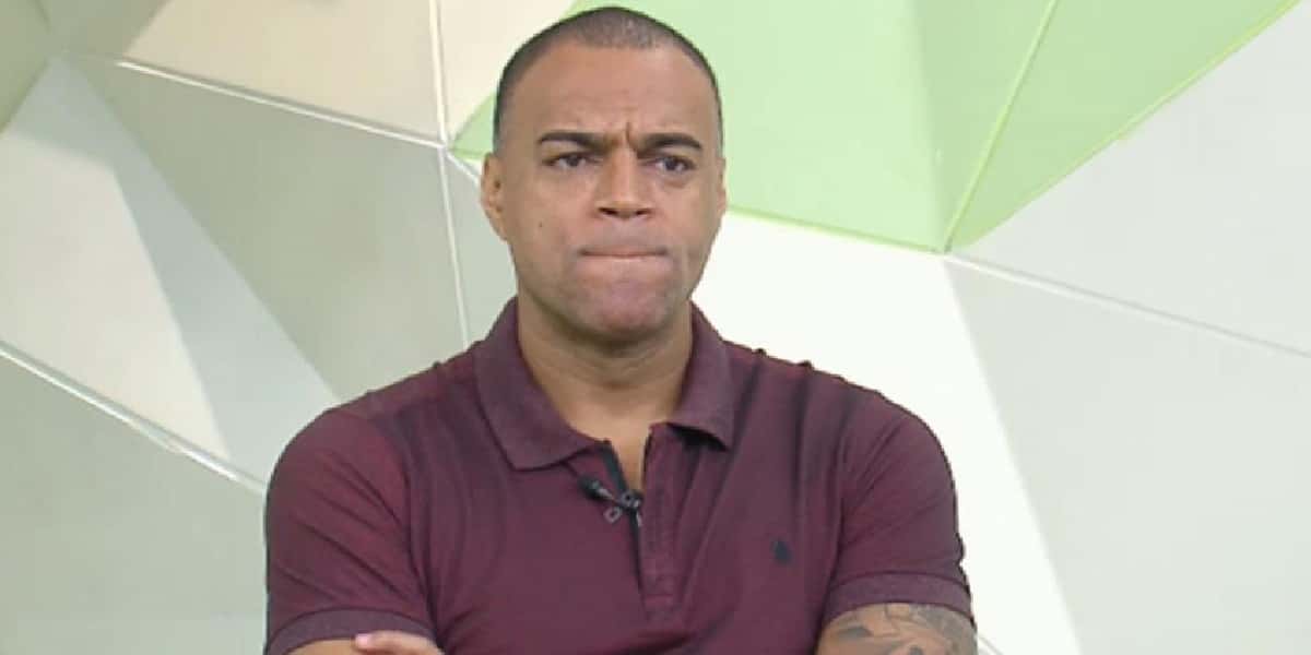 Denílson de cara amarrada no "Jogo Aberto" (Foto: Divulgação)