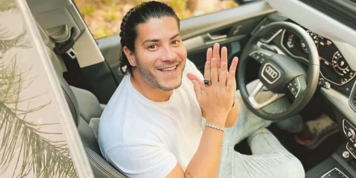 Arthur Aguiar e seu Audi e-tron