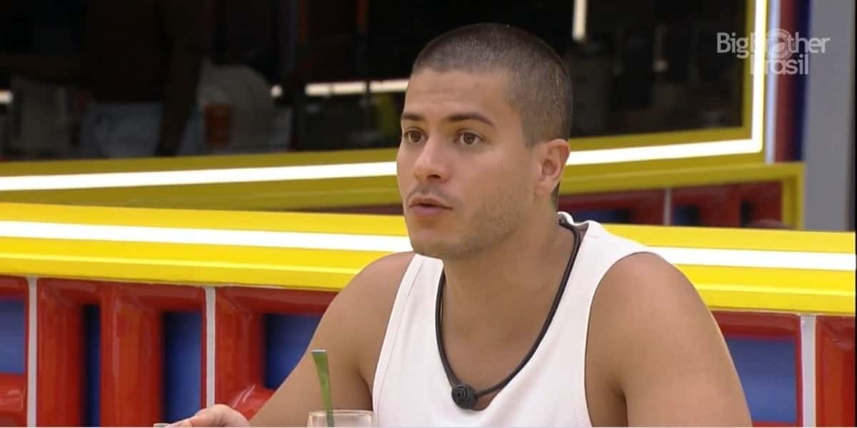 Arthur Aguiar foi desmascarado em flashback durante a edição do BBB22 (Foto: Reprodução)