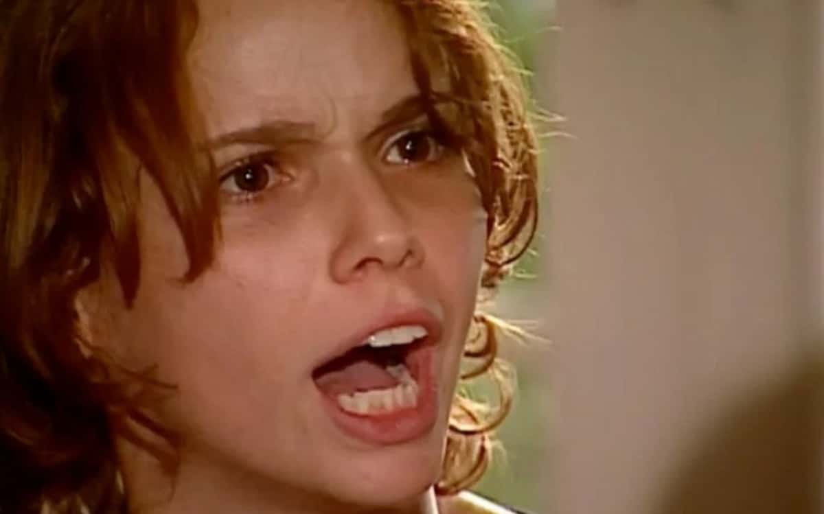 Mel (Débora Falabella) em cena da novela 'O Clone': jovem surtará a ponto de renegar o pai (Foto: Reprodução / Globo)