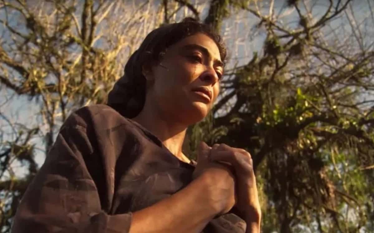 Maria Marruá (Juliana Paes) vai virar onça depois de enterrar marido na novela 'Pantanal' (Foto: Reprodução / Globo)