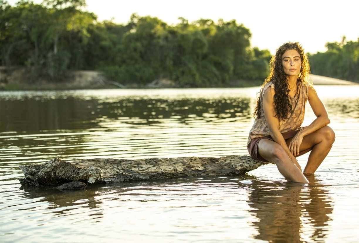 Maria Marruá (Juliana Paes) em cena de 'Pantanal': ela receberá ajuda de Velho do Rio (Osmar Prado) (Foto: Reprodução / Globo)
