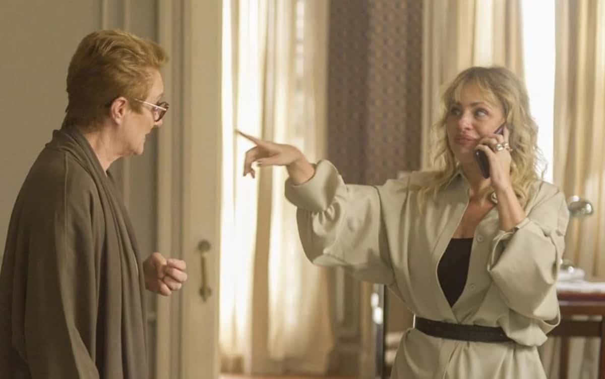 Em 'Pantanal', Madeleine (Karine Teles) e Mariana (Selma Egrei) têm notícia de Jove (Jesuíta Barbosa) (Foto: Reprodução / Globo)