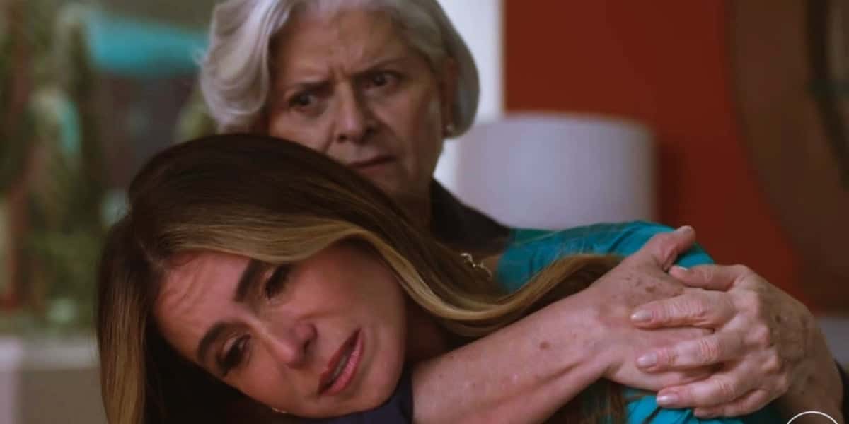 Tuninha consola Paula na novela Quanto Mais Vida Melhor (Foto: Reprodução/Globo)