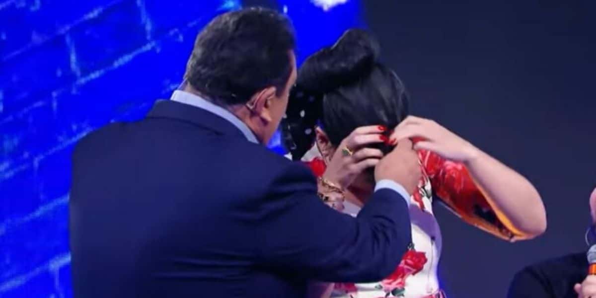 Ratinho puxa o cabelo de Milene Pavorô no SBT (Foto: Reprodução)