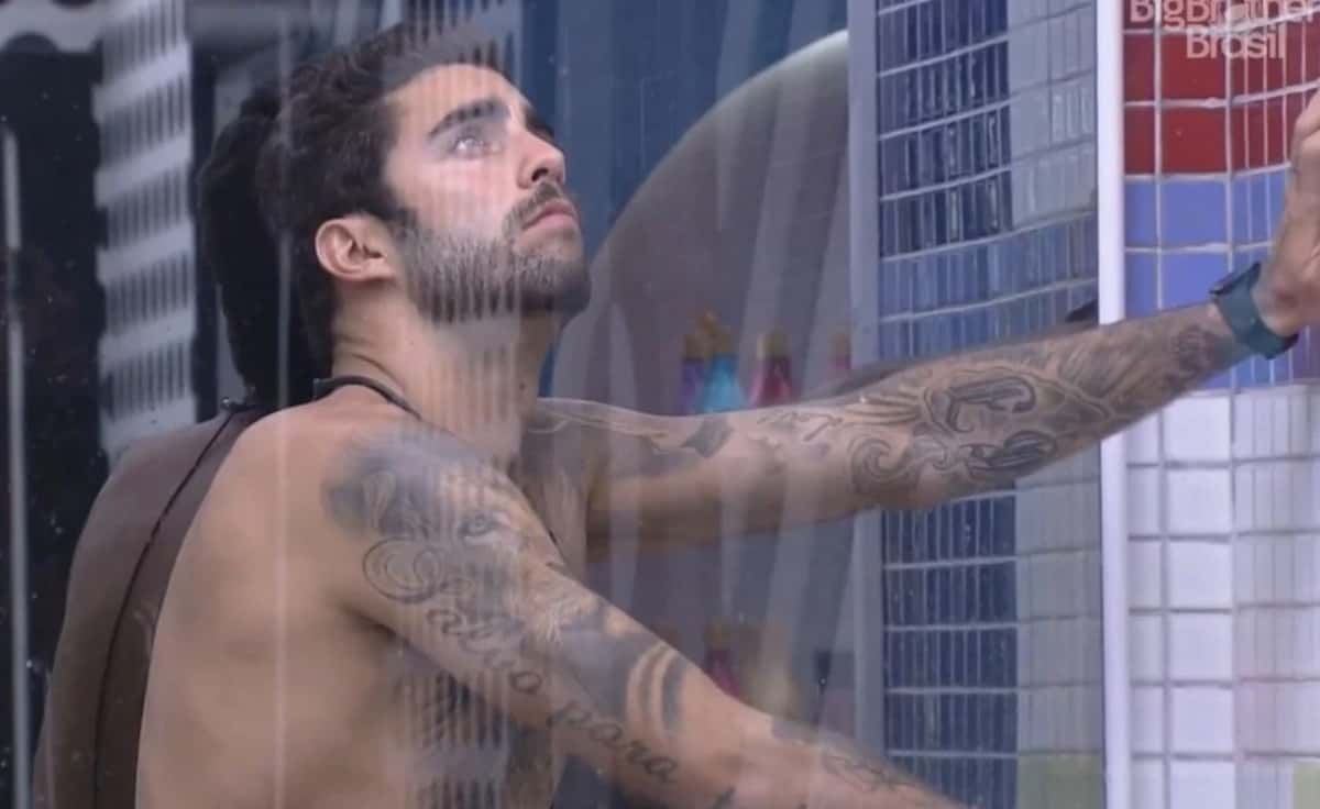 Pedro Scooby no BBB22; surfista tentou tomar banho, mas Arthur Aguiar cortou a água da casa (Foto: Reprodução / Globoplay)