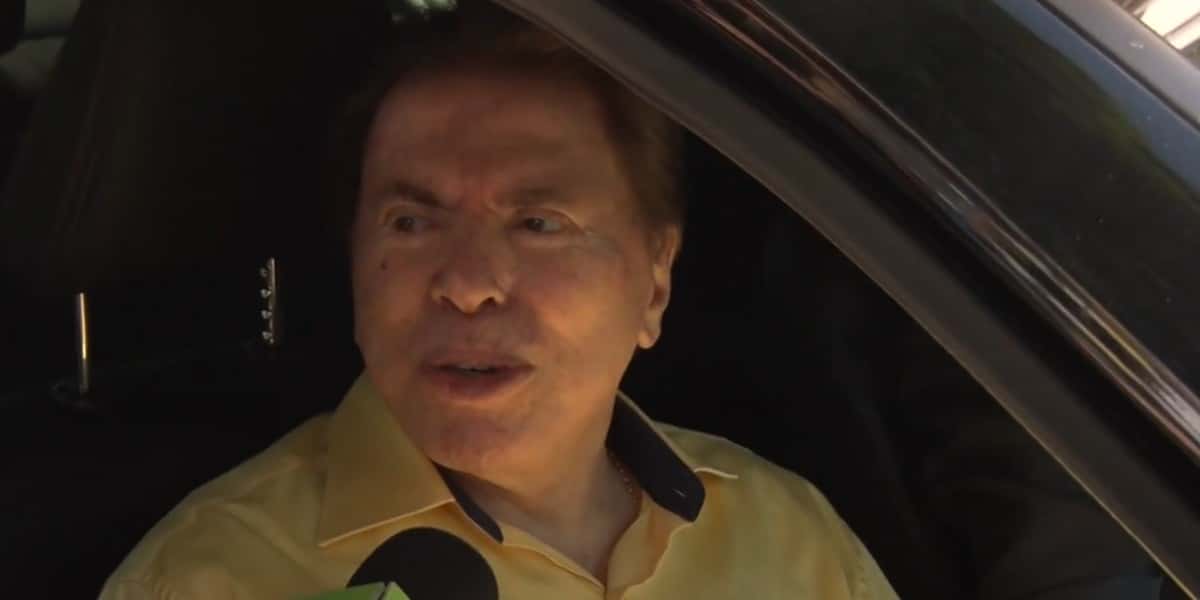 Terno de Silvio Santos usado no carnaval 2001 até os dias de hoje está desaparecido (Foto: Reprodução / YouTube)
