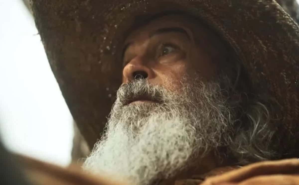 Velho do Rio (Osmar Prado) em 'Pantanal'; baleado, ele será salvo por um peão misterioso na trama (Foto: Reprodução / Globo)