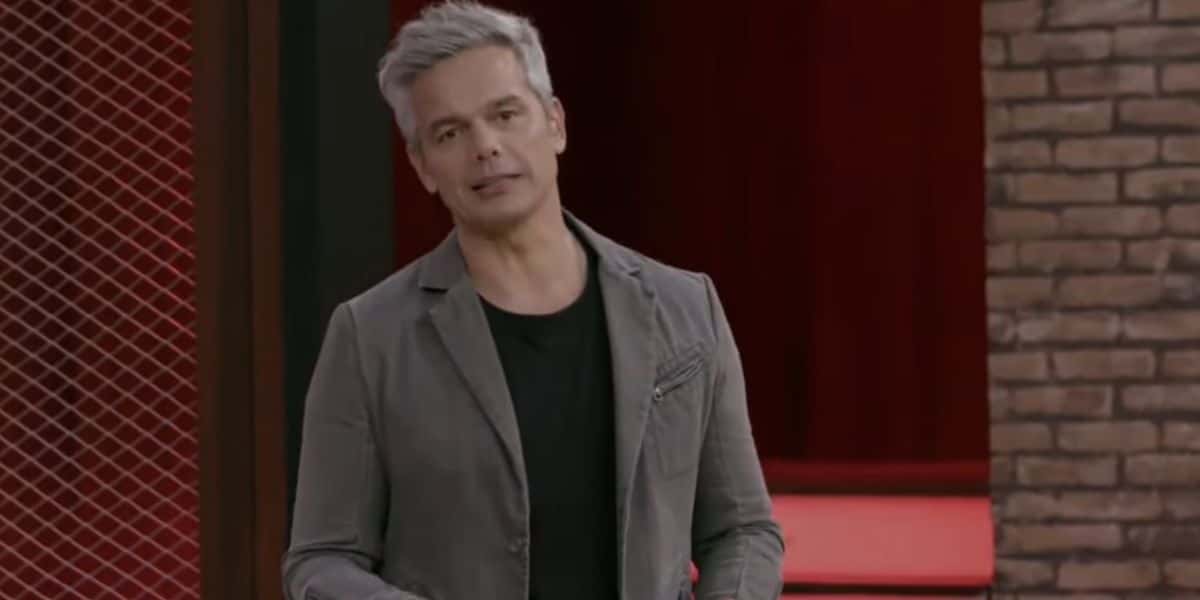 Otaviano Costa durante o comando do "Cozinhe se Puder" (Reprodução)