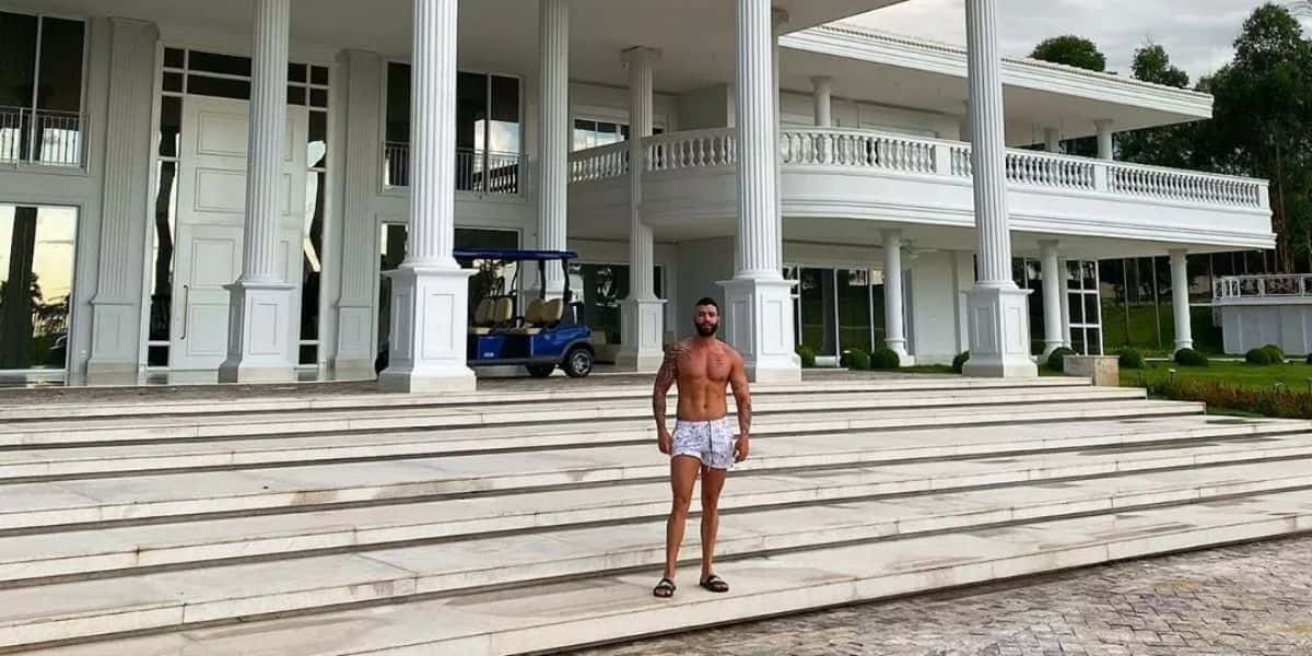 Gusttavo Lima ostenta luxo mesmo com dinheiro de cachê sendo dos cofres públicos