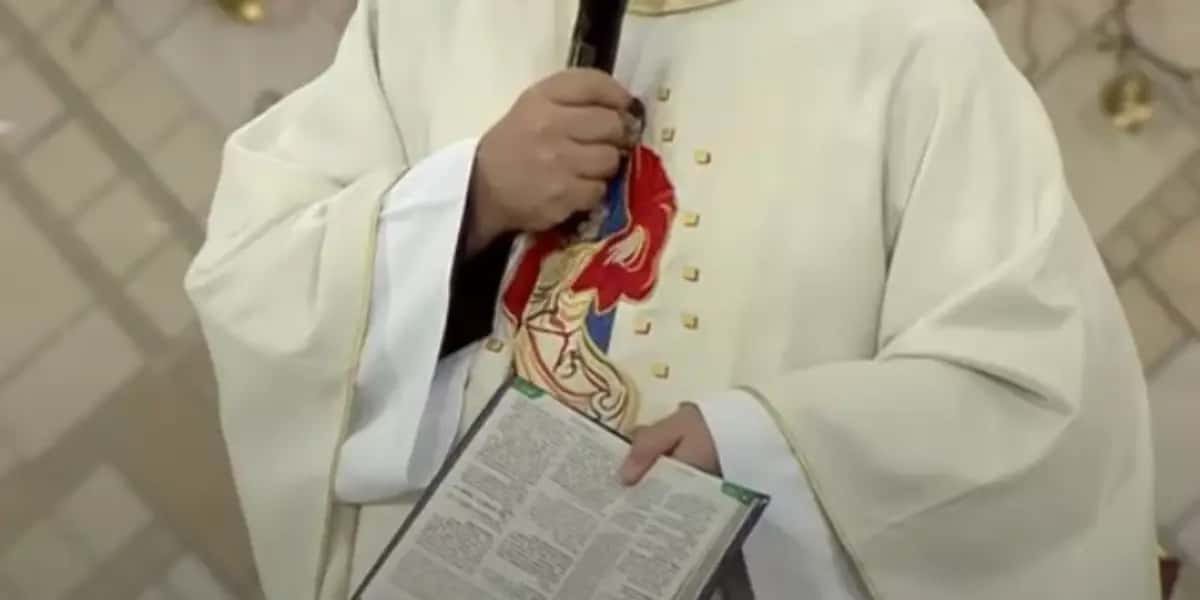 Padre morreu após sofre com sério problema de saúde (Imagem: Reprodução)