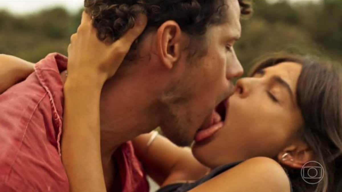 Pantanal: Cena de sexo entre Guta (Julia Dalavia) e Tadeu (José Loreto) movimentou as redes sociais (Foto: Reprodução / Globo)