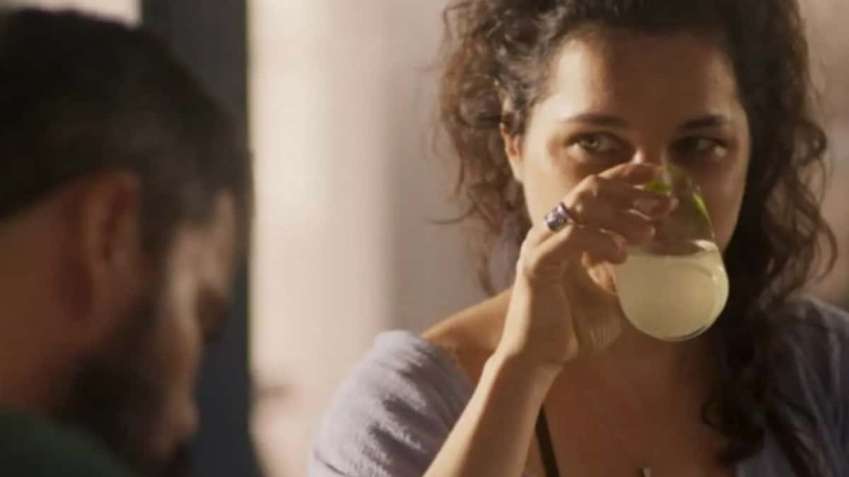 Maria Bruaca (Isabel Teixeira) seduzirá Alcides (Juliano Cazarré) pelo estômago em Pantanal (Foto: Reprodução / Globo)