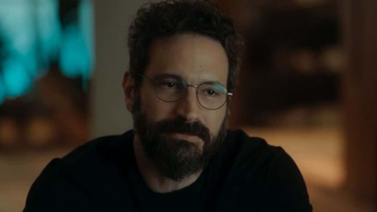 Caco Ciocler como Gustavo em cena de Pantanal (Foto: Reprodução / Globo)