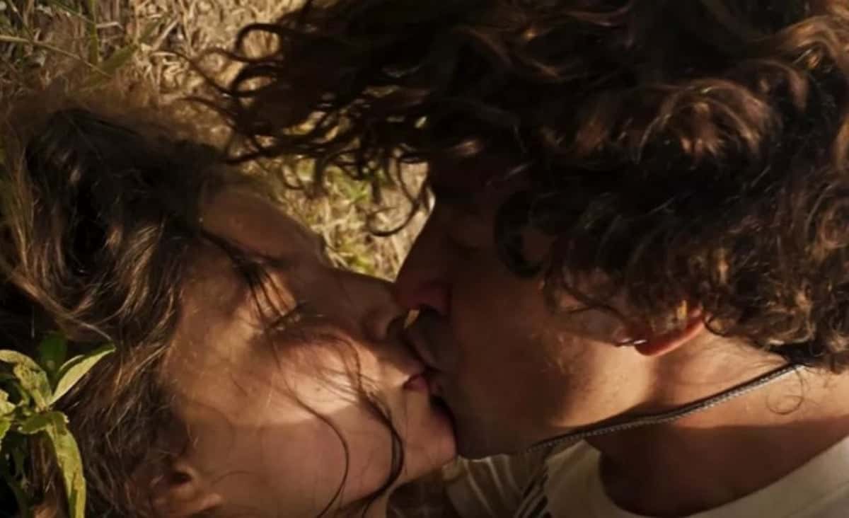 Jove (Jesuíta Barbosa) tentará ter sua primeira vez com Juma (Alanis Guillen), mas brochará em Pantanal (Foto: Reprodução / Globo)