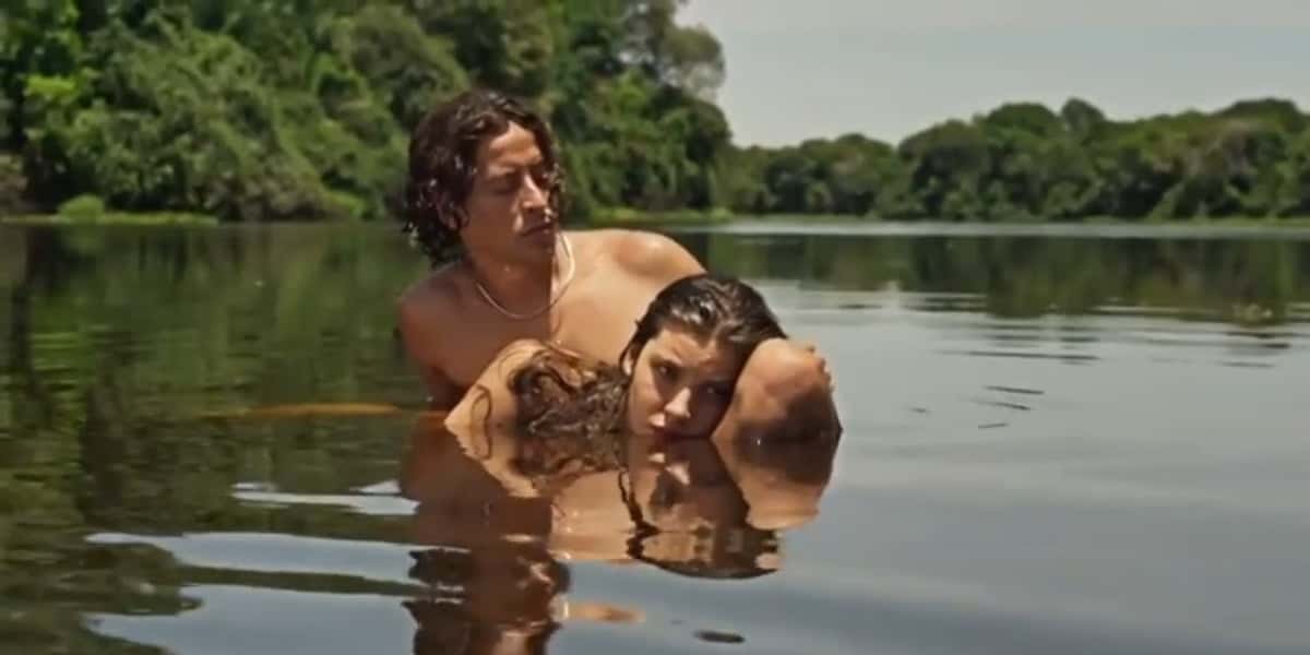 Jove e Juma tomam banho de rio na novela Pantanal (Foto: Reprodução/Globo)