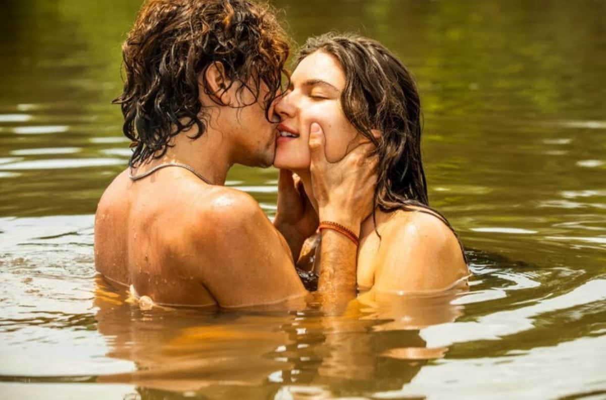 Jove (Jesuíta Barbosa) e Juma (Alanis Guillen) se beijam em cena de 'Pantanal' (Foto: Reprodução / Globo)