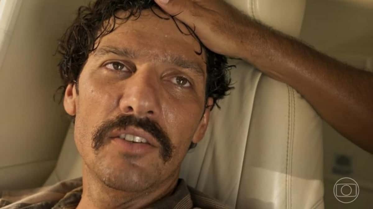 Tibério (Guito) correrá perigo após levar uma facada de Levi (Leandro Lima) em Pantanal (Foto: Reprodução / Globo)
