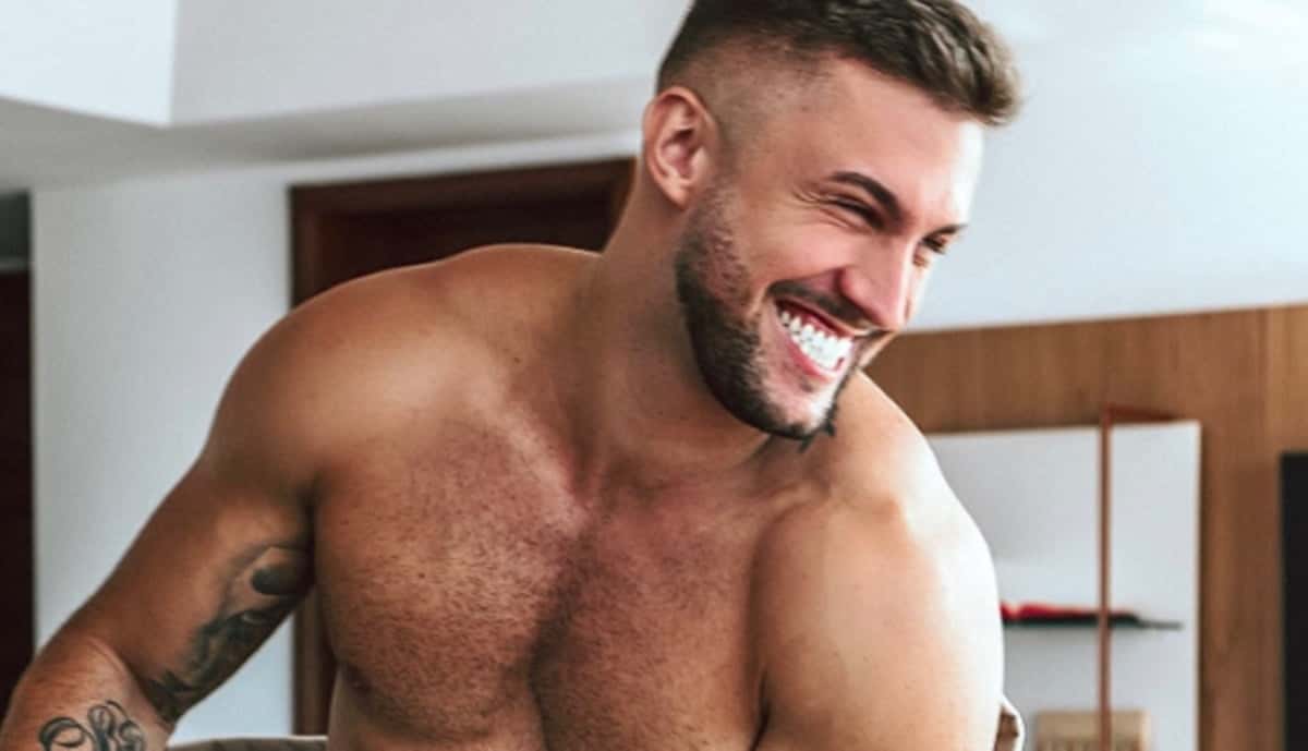 Arthur Picoli se declara ao amigo gato (Reprodução)