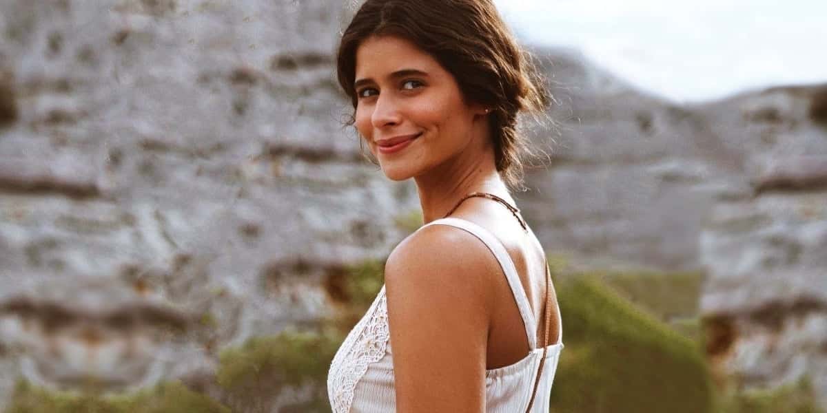 Isadora Cruz será Candoca em Mar do Sertão (Foto: Reprodução/Globo/Montagem/Thais Teles)