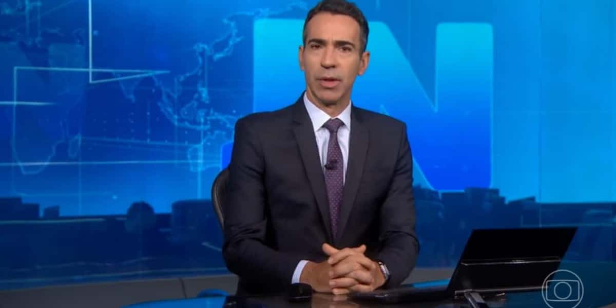 César Tralli na bancada do Jornal Nacional (Foto: Reprodução)