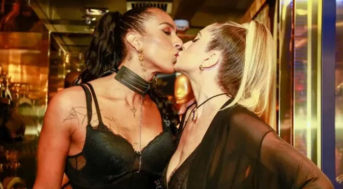 Linn Da Quebrada beija Letícia Spiller em evento (Foto Crédito: Victor Chapetta/ Agnews)