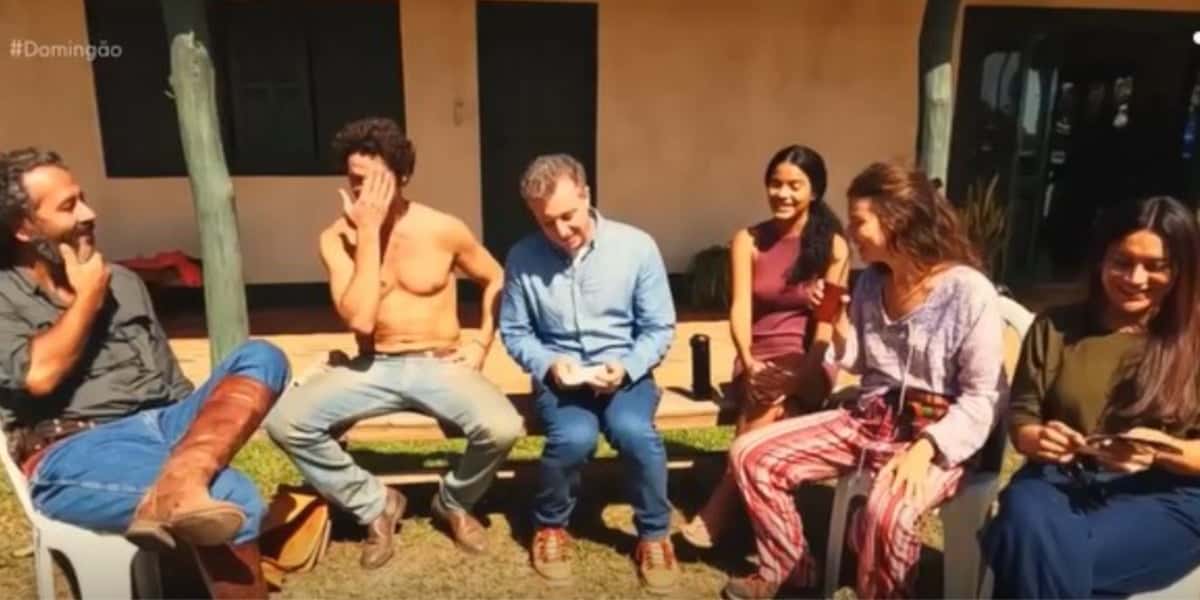 Luciano Huck visita elenco de Pantanal (Foto: Reprodução)