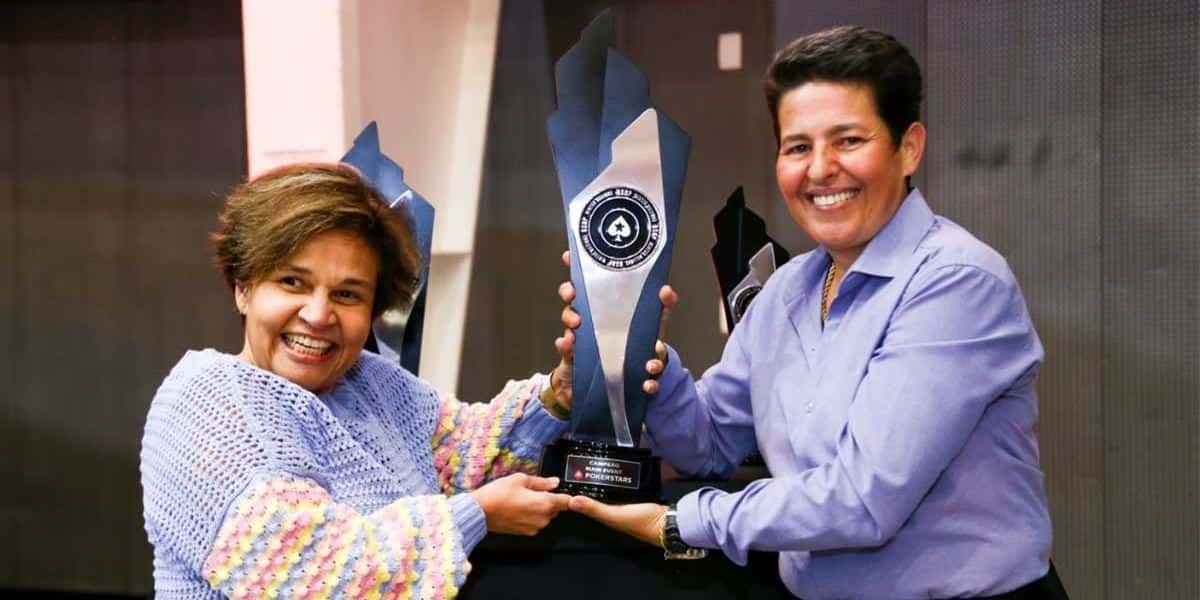 Claudia Rodrigues levantando troféu de torneio (Reprodução PokerStars)