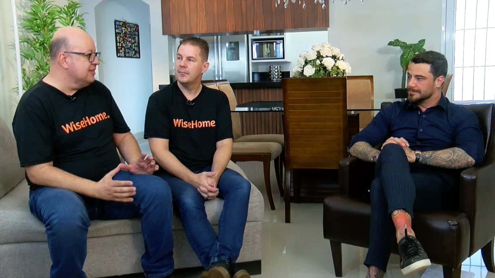 Foto: Da esquerda para a direita, os empresários Emerson BZ, Erick MacDonald e o apresentador Felipe Titto - Crédito: Divulgação/RedeTV!