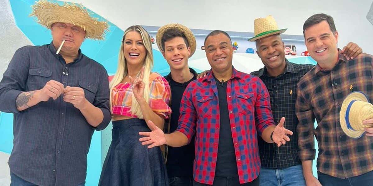 Renata Fan e o elenco do Jogo Aberto (Foto: Reprodução)
