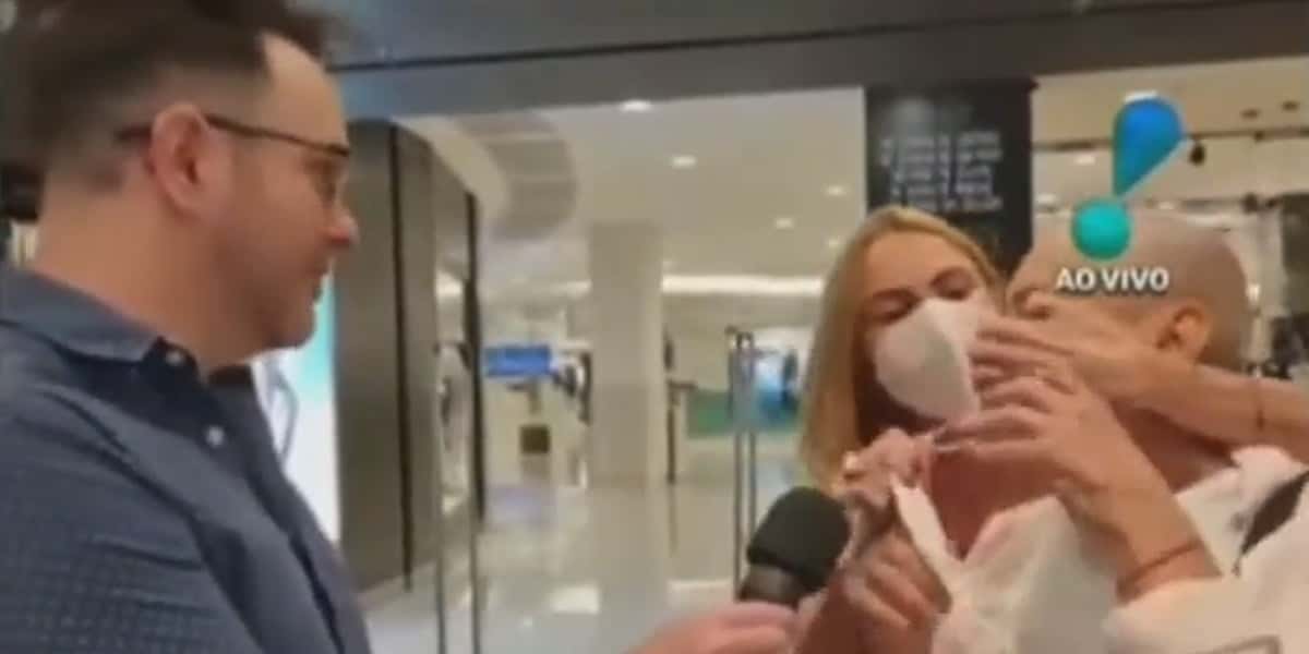 Mulher de Stênio Garcia interrompeu entrevista com mãozada na cara do ator (Foto: Reprodução / RedeTV!)