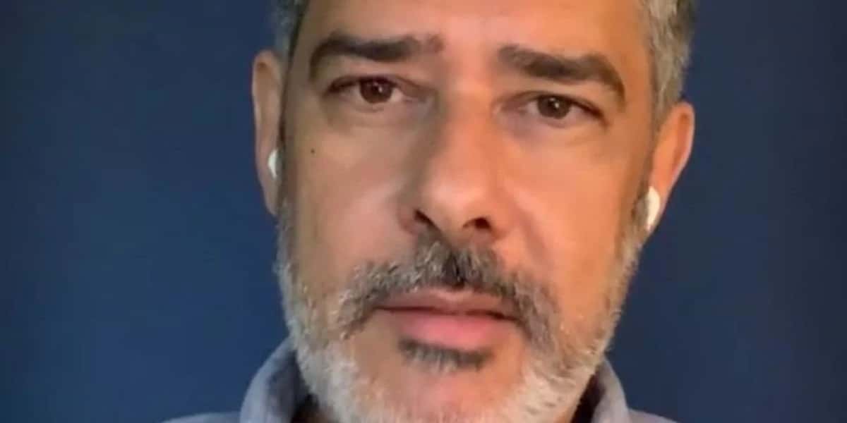 O apresentador William Bonner surgiu irritado nos bastidores da Globo (Foto: Reprodução / TV Globo)