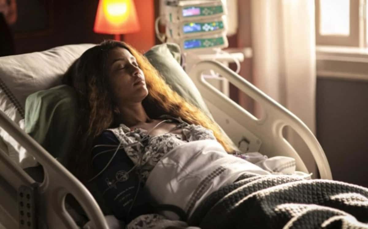 Cara e Coragem - Em coma, Clarice (Taís Araújo) dá o primeiro sinal de que está viva e choca com reação: "Estou aqui" (Foto: Reprodução / Globo)