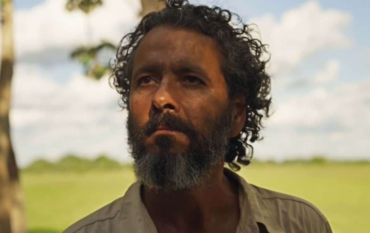 Ari (Claudio Galvan) dará uma péssima notícia a José Leôncio (Marcos Palmeira) em Pantanal, avisando que o patrão pode ser preso (Foto: Reprodução / Globo)