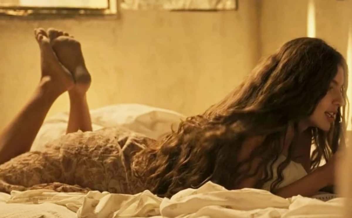 Em Pantanal, Juma (Alanis Guillen) chocou o público ao subir na cama com os pés imundos (Foto: Reprodução / Globo)
