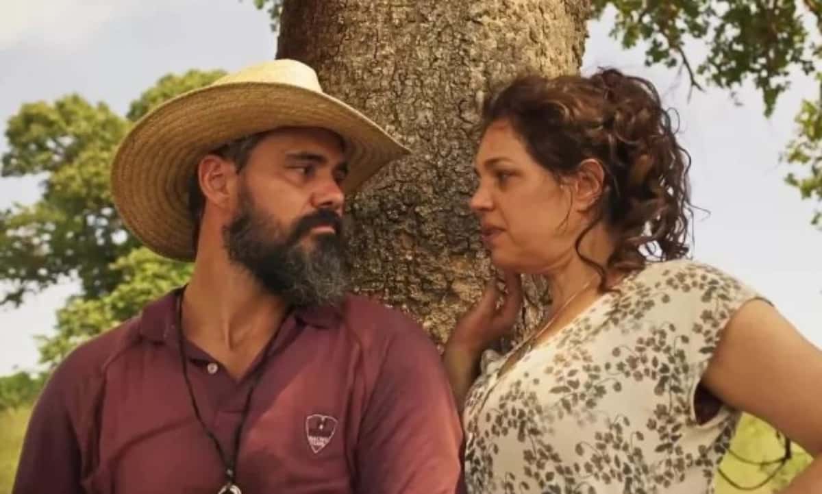 Alcides (Juliano Cazarré) e Maria Bruaca (Isabel Teixeira) (Foto: Reprodução / Globo)